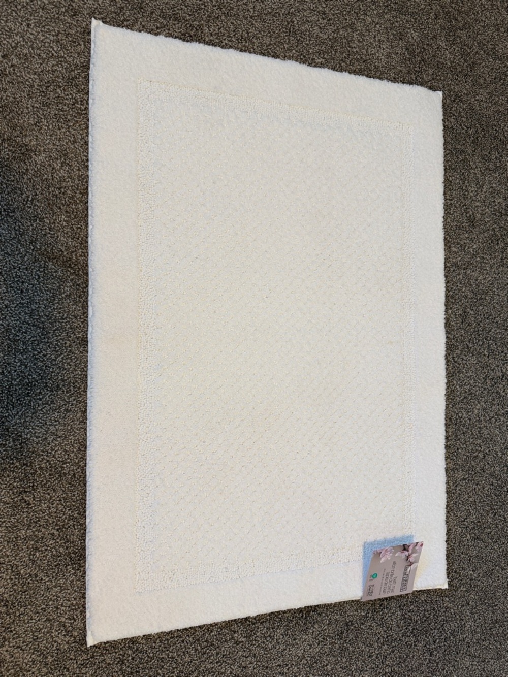 New PURELY INDULGENT bath rug
White color, super soft. Measures 24 x 36 inches